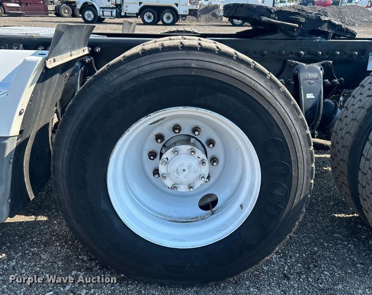 image for item EG0819 2000 Freightliner  FLD semi truck