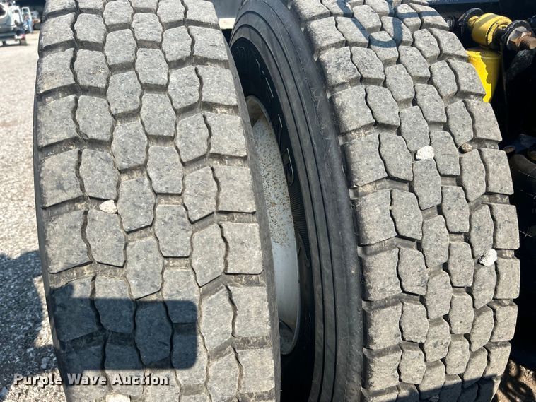 image for item EG0819 2000 Freightliner  FLD semi truck