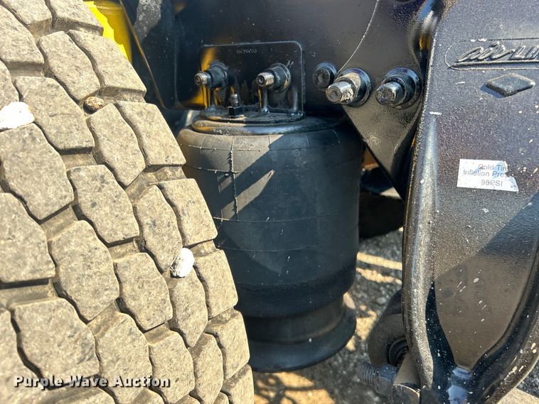 image for item EG0819 2000 Freightliner  FLD semi truck