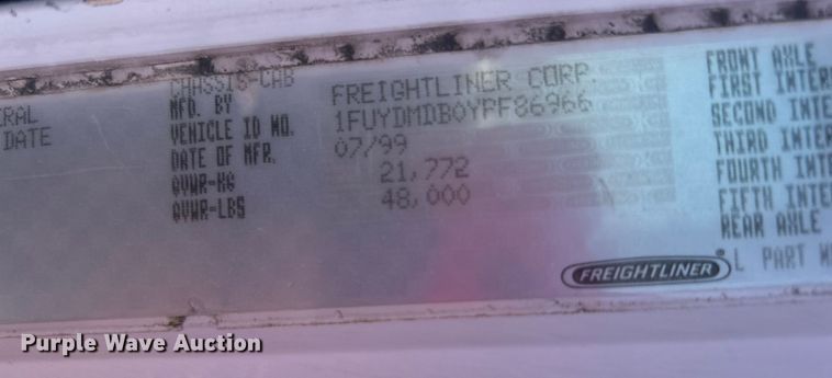 image for item EG0819 2000 Freightliner  FLD semi truck