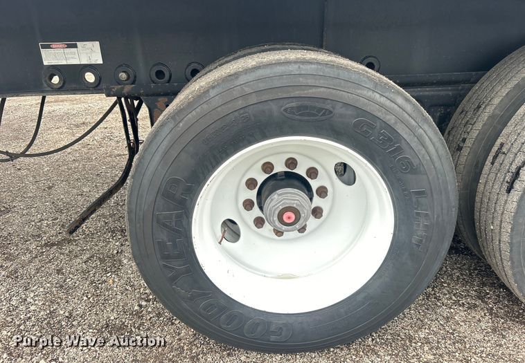 image for item EG0842 1996 Fruehauf Trailer Corporation PBFL-NF2S-451 flatbed trailer