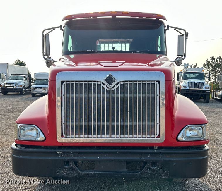 image for item EG0871 2000 International  9100i semi truck