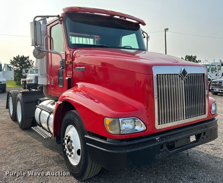 image for item EG0871 2000 International  9100i semi truck