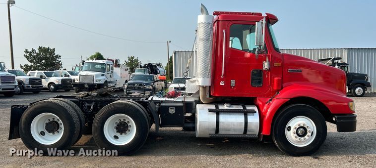 image for item EG0871 2000 International  9100i semi truck