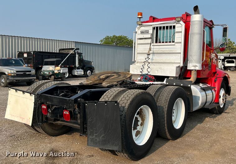 image for item EG0871 2000 International  9100i semi truck