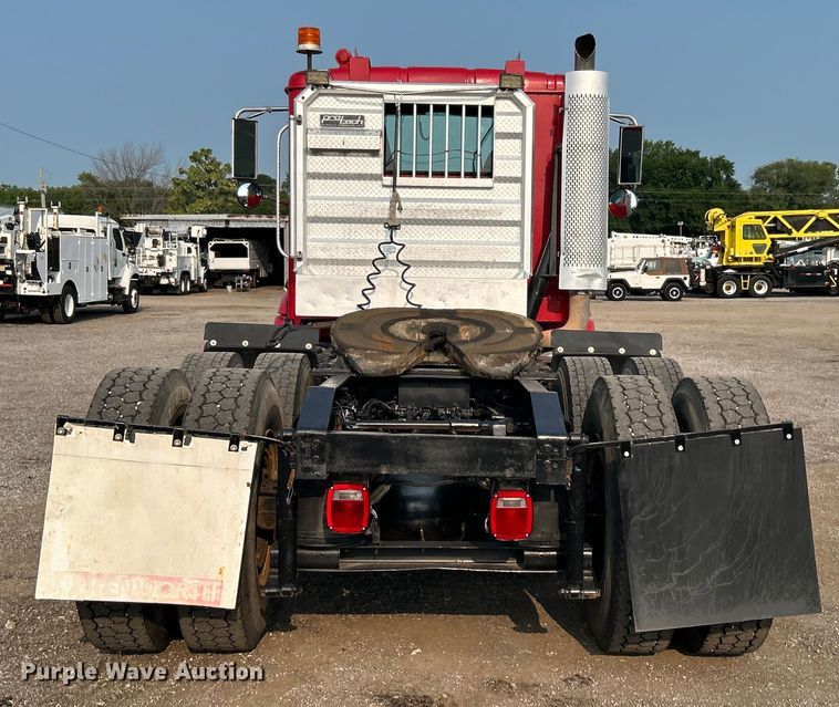 image for item EG0871 2000 International  9100i semi truck