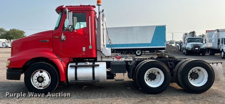 image for item EG0871 2000 International  9100i semi truck