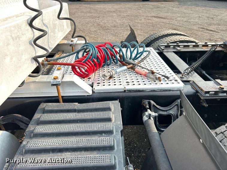 image for item EG0871 2000 International  9100i semi truck