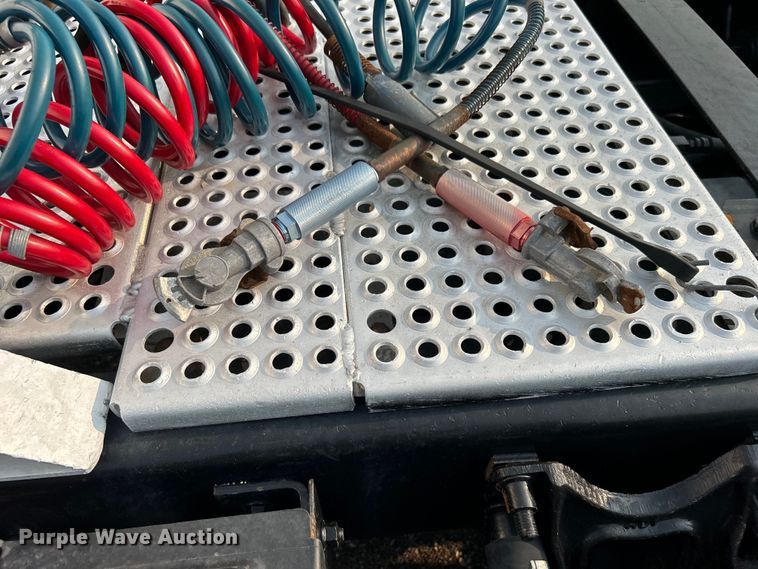 image for item EG0871 2000 International  9100i semi truck