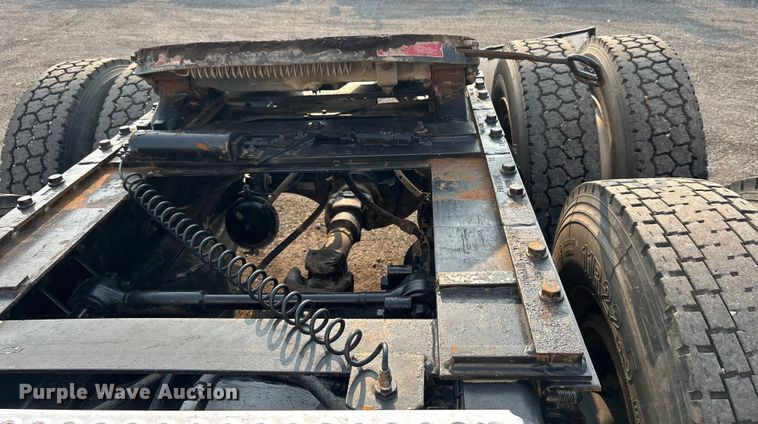 image for item EG0871 2000 International  9100i semi truck