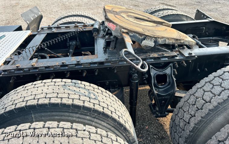 image for item EG0871 2000 International  9100i semi truck