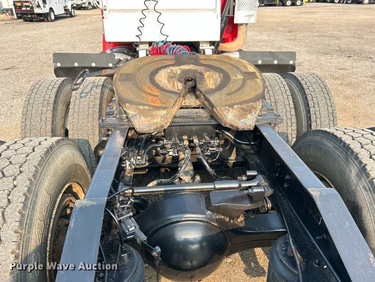 image for item EG0871 2000 International  9100i semi truck