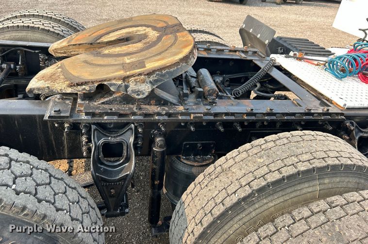 image for item EG0871 2000 International  9100i semi truck