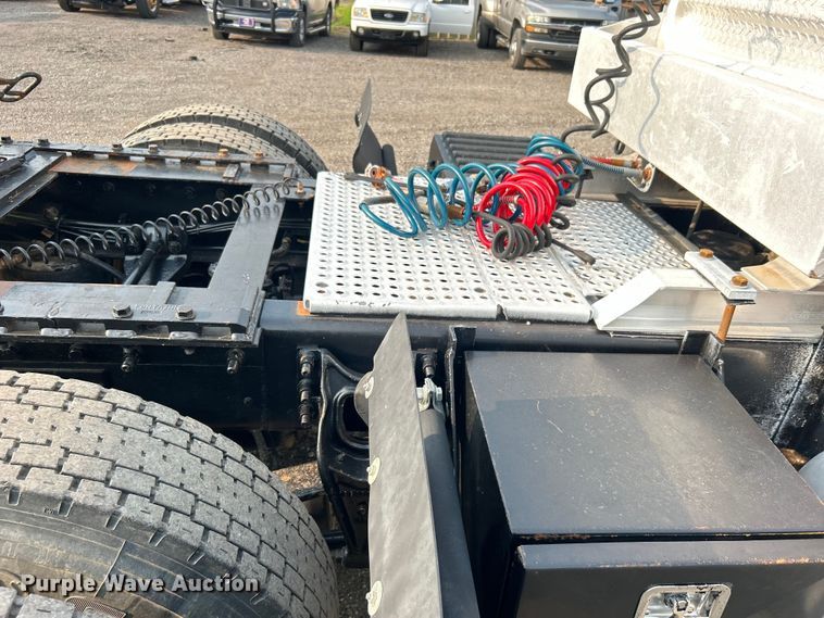 image for item EG0871 2000 International  9100i semi truck