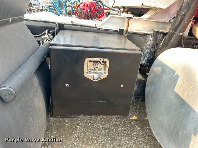 image for item EG0871 2000 International  9100i semi truck