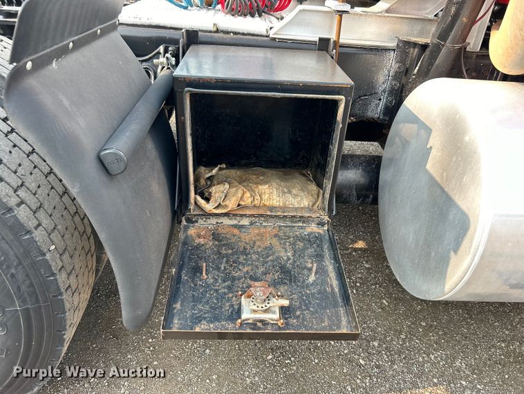 image for item EG0871 2000 International  9100i semi truck