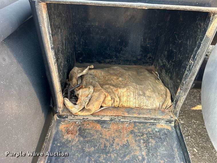 image for item EG0871 2000 International  9100i semi truck