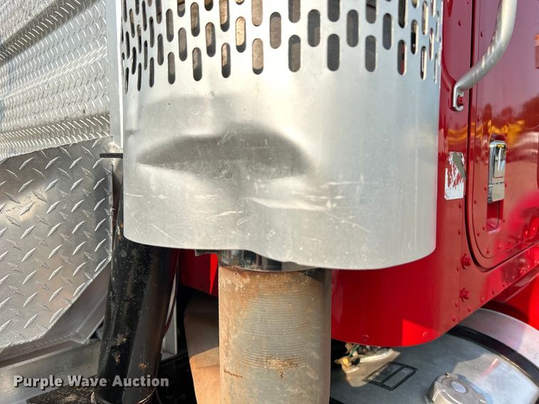 image for item EG0871 2000 International  9100i semi truck