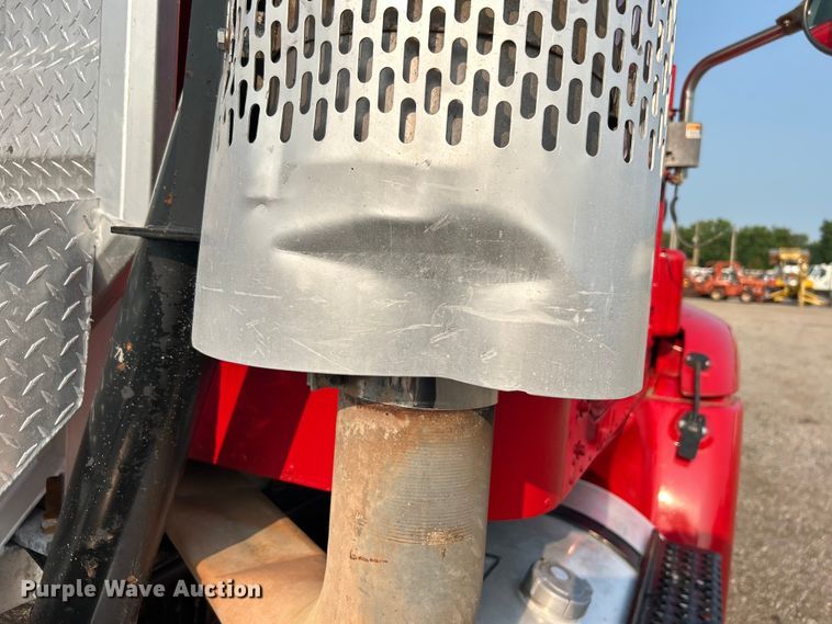 image for item EG0871 2000 International  9100i semi truck