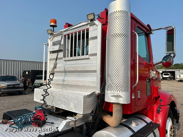 image for item EG0871 2000 International  9100i semi truck