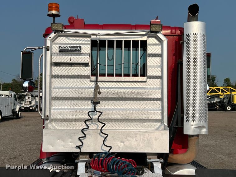 image for item EG0871 2000 International  9100i semi truck