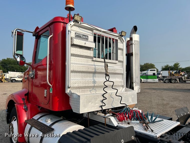 image for item EG0871 2000 International  9100i semi truck