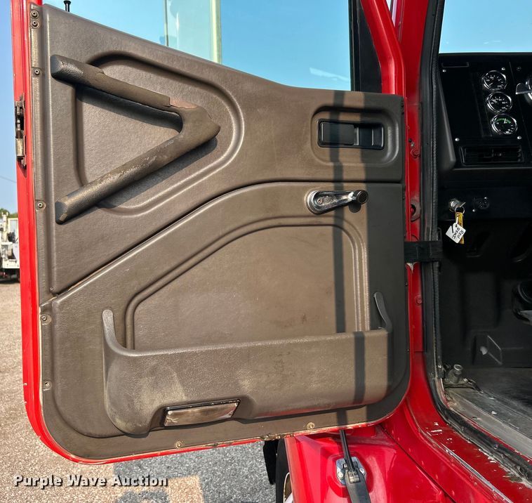 image for item EG0871 2000 International  9100i semi truck