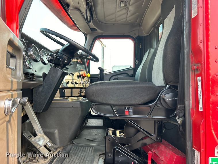 image for item EG0871 2000 International  9100i semi truck