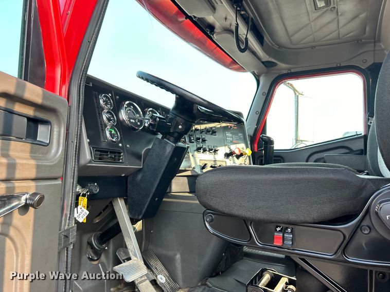 image for item EG0871 2000 International  9100i semi truck