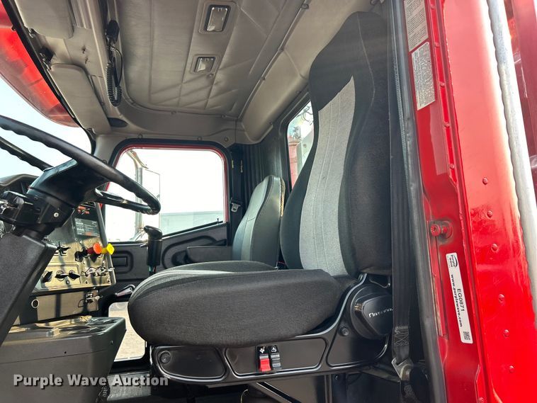 image for item EG0871 2000 International  9100i semi truck