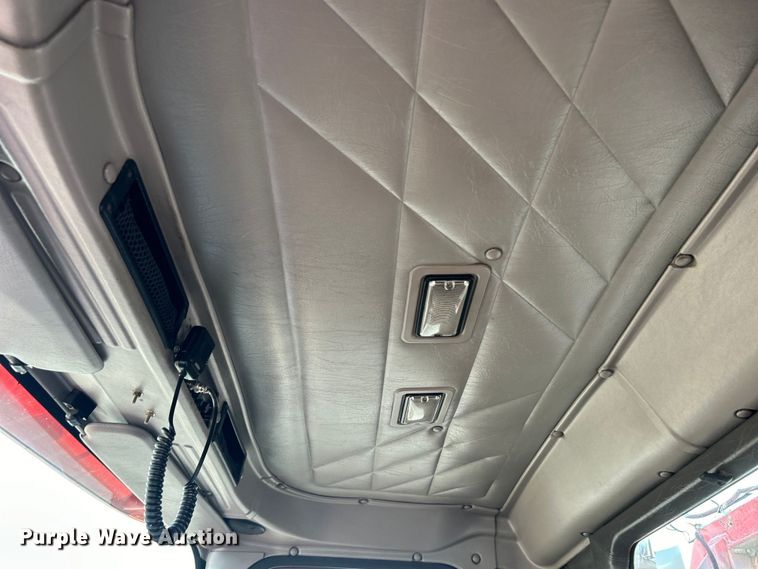 image for item EG0871 2000 International  9100i semi truck