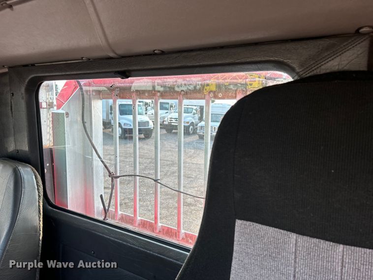 image for item EG0871 2000 International  9100i semi truck