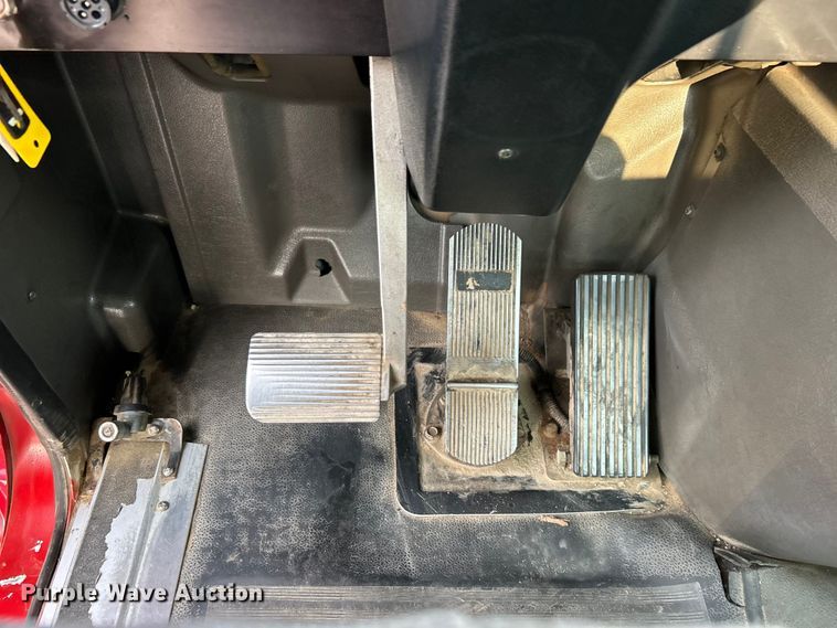 image for item EG0871 2000 International  9100i semi truck