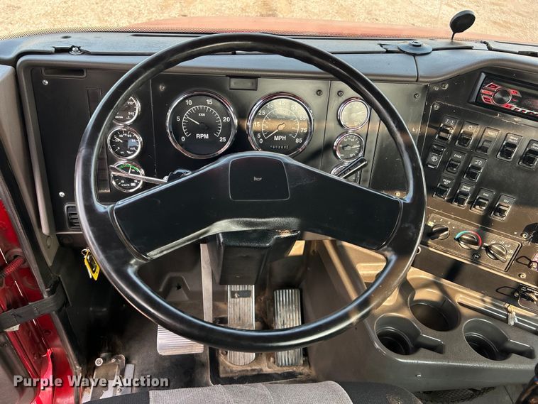 image for item EG0871 2000 International  9100i semi truck