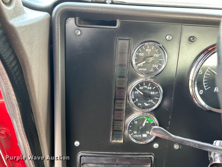 image for item EG0871 2000 International  9100i semi truck