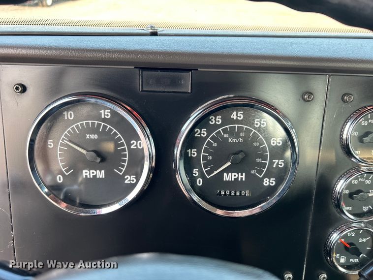 image for item EG0871 2000 International  9100i semi truck