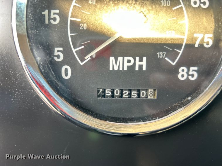 image for item EG0871 2000 International  9100i semi truck