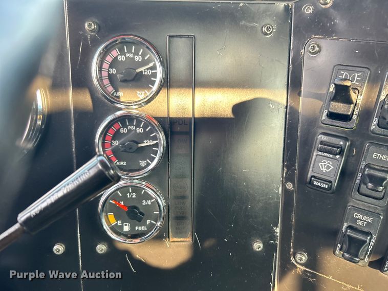 image for item EG0871 2000 International  9100i semi truck