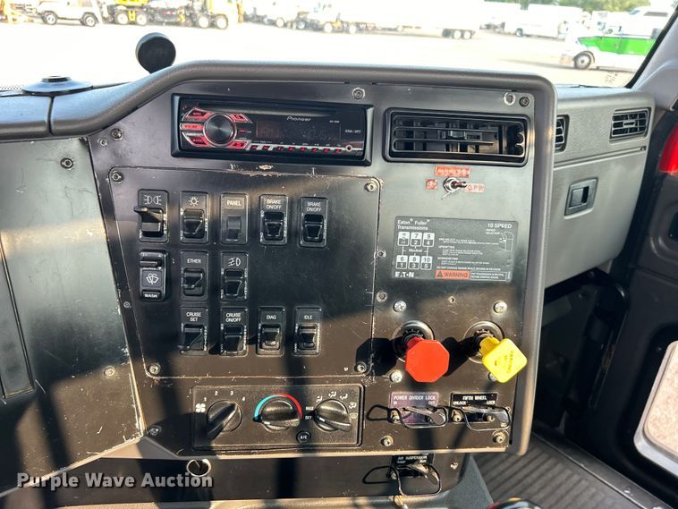 image for item EG0871 2000 International  9100i semi truck