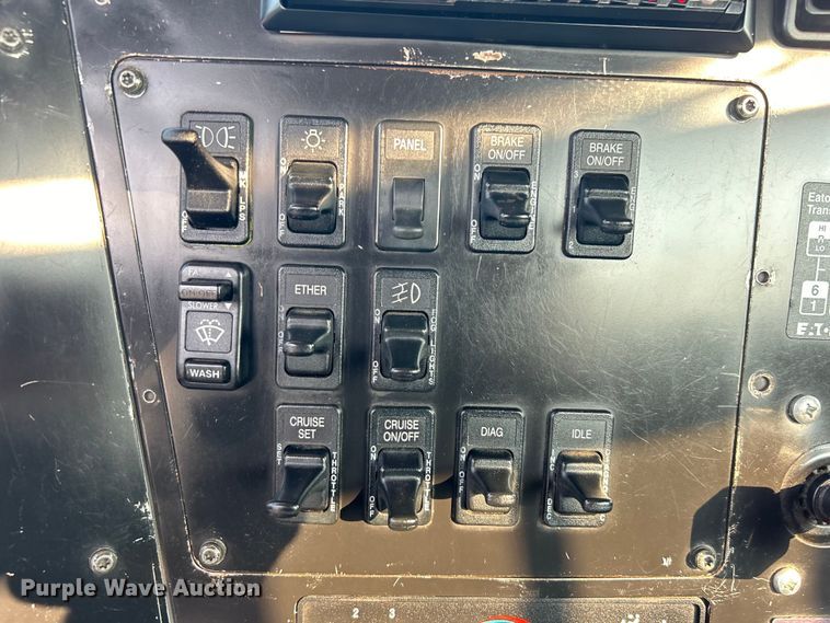 image for item EG0871 2000 International  9100i semi truck