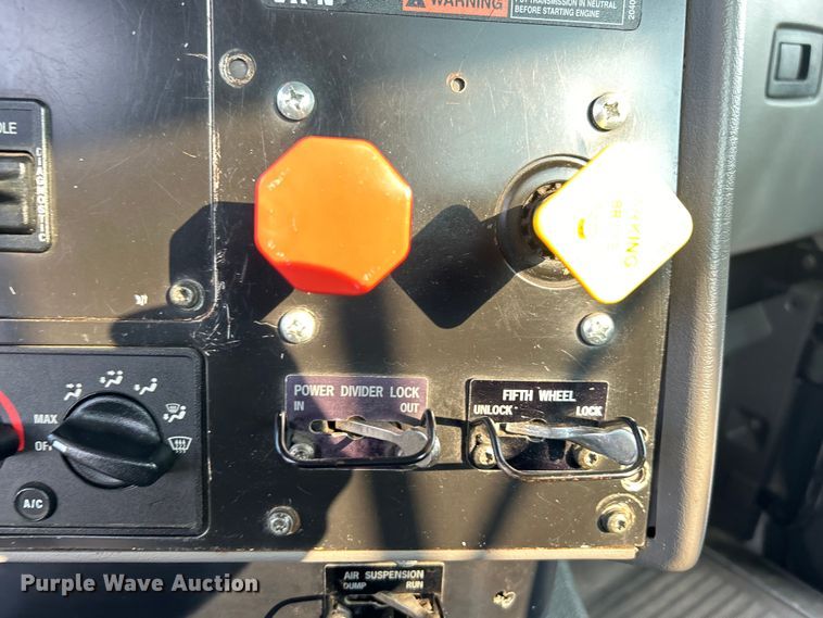 image for item EG0871 2000 International  9100i semi truck