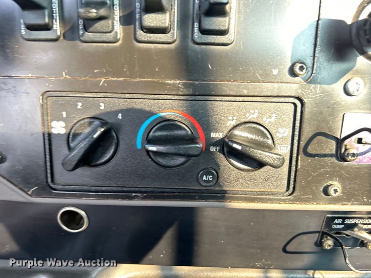 image for item EG0871 2000 International  9100i semi truck