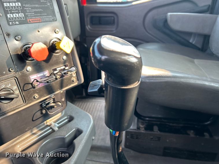 image for item EG0871 2000 International  9100i semi truck