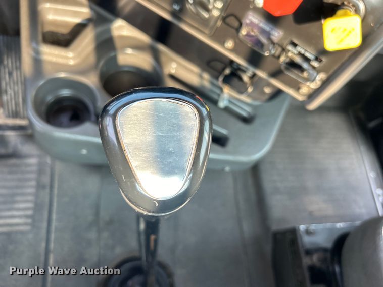 image for item EG0871 2000 International  9100i semi truck