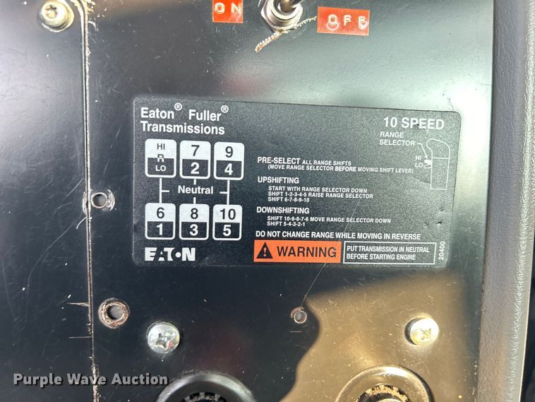 image for item EG0871 2000 International  9100i semi truck