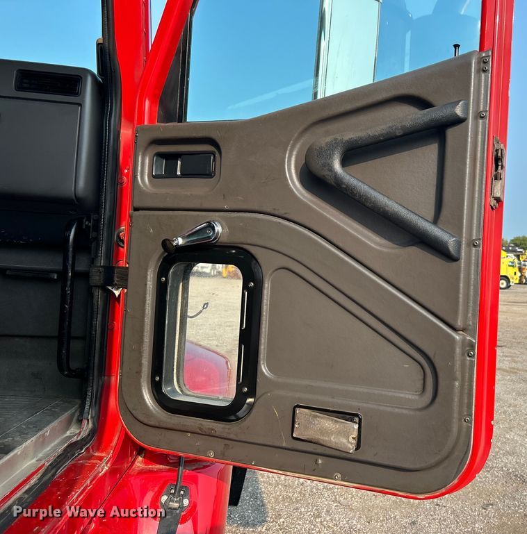 image for item EG0871 2000 International  9100i semi truck