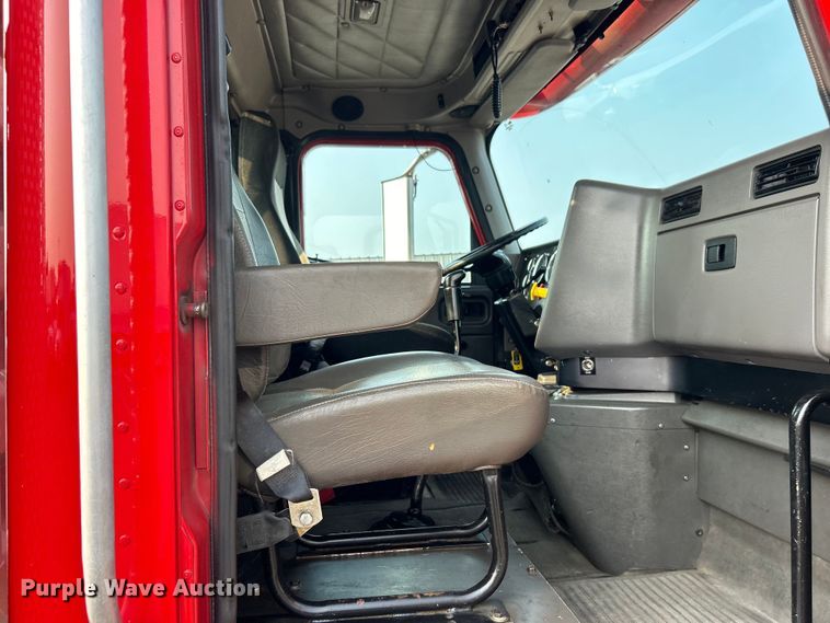 image for item EG0871 2000 International  9100i semi truck