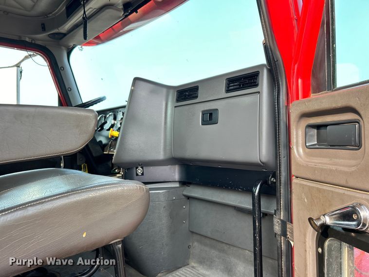 image for item EG0871 2000 International  9100i semi truck