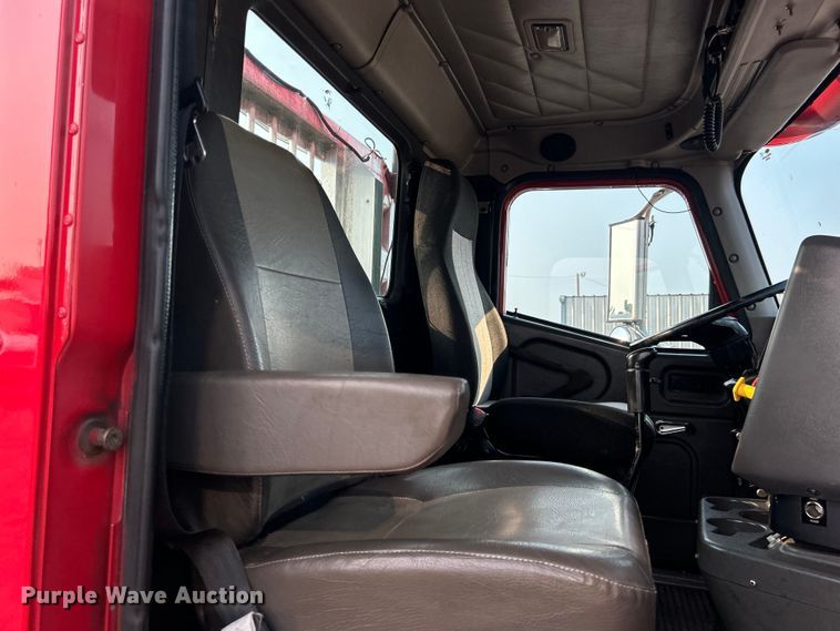 image for item EG0871 2000 International  9100i semi truck