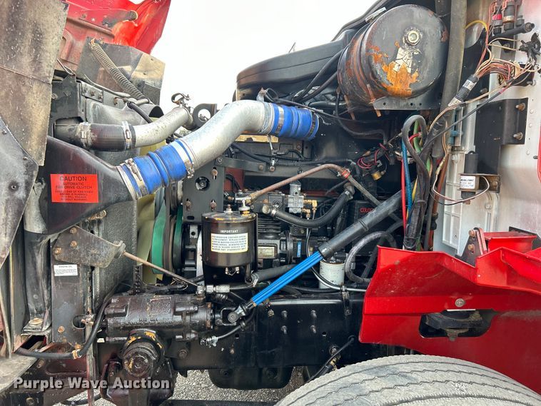 image for item EG0871 2000 International  9100i semi truck